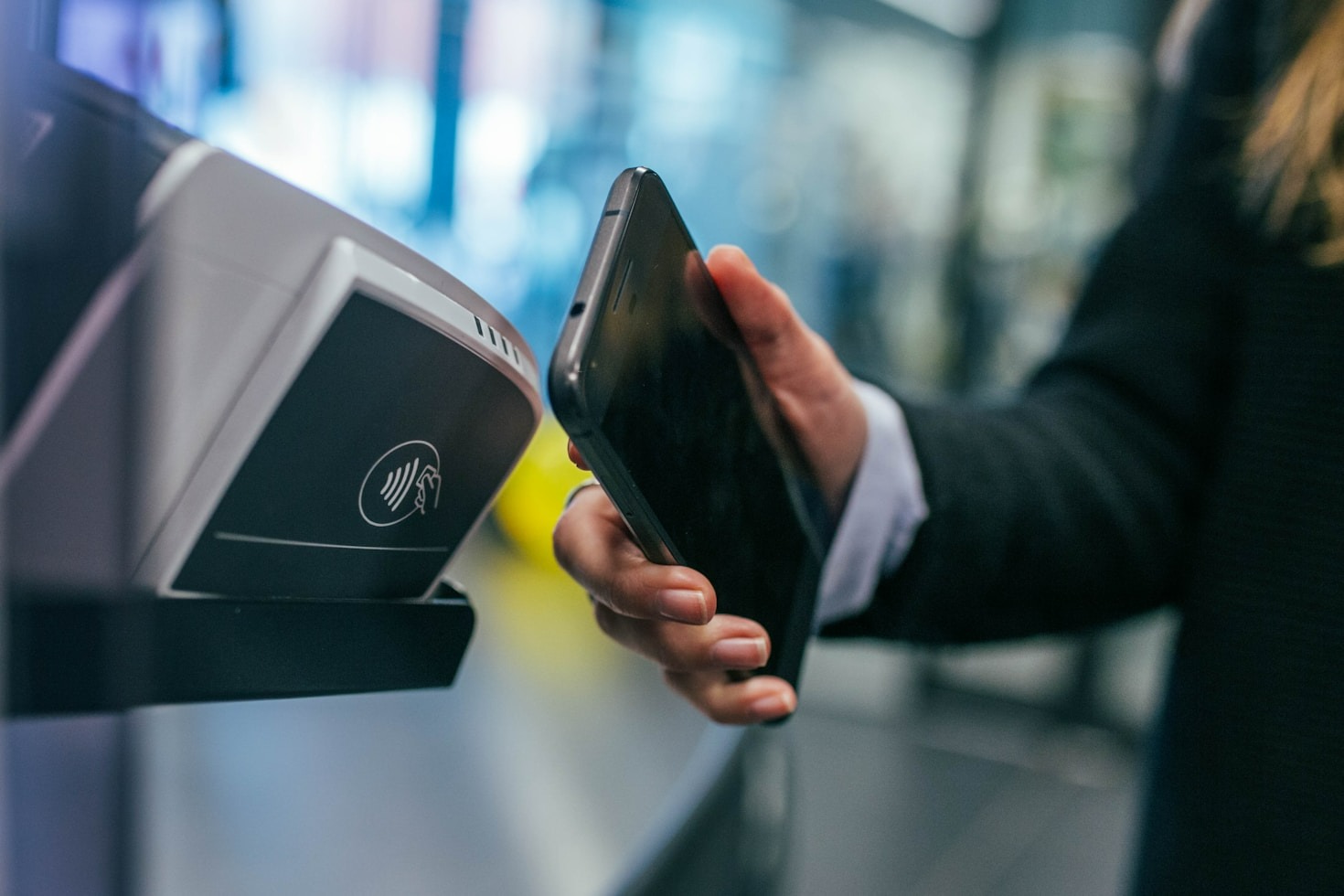 The Role of AI in Advancing Fintech Solutions